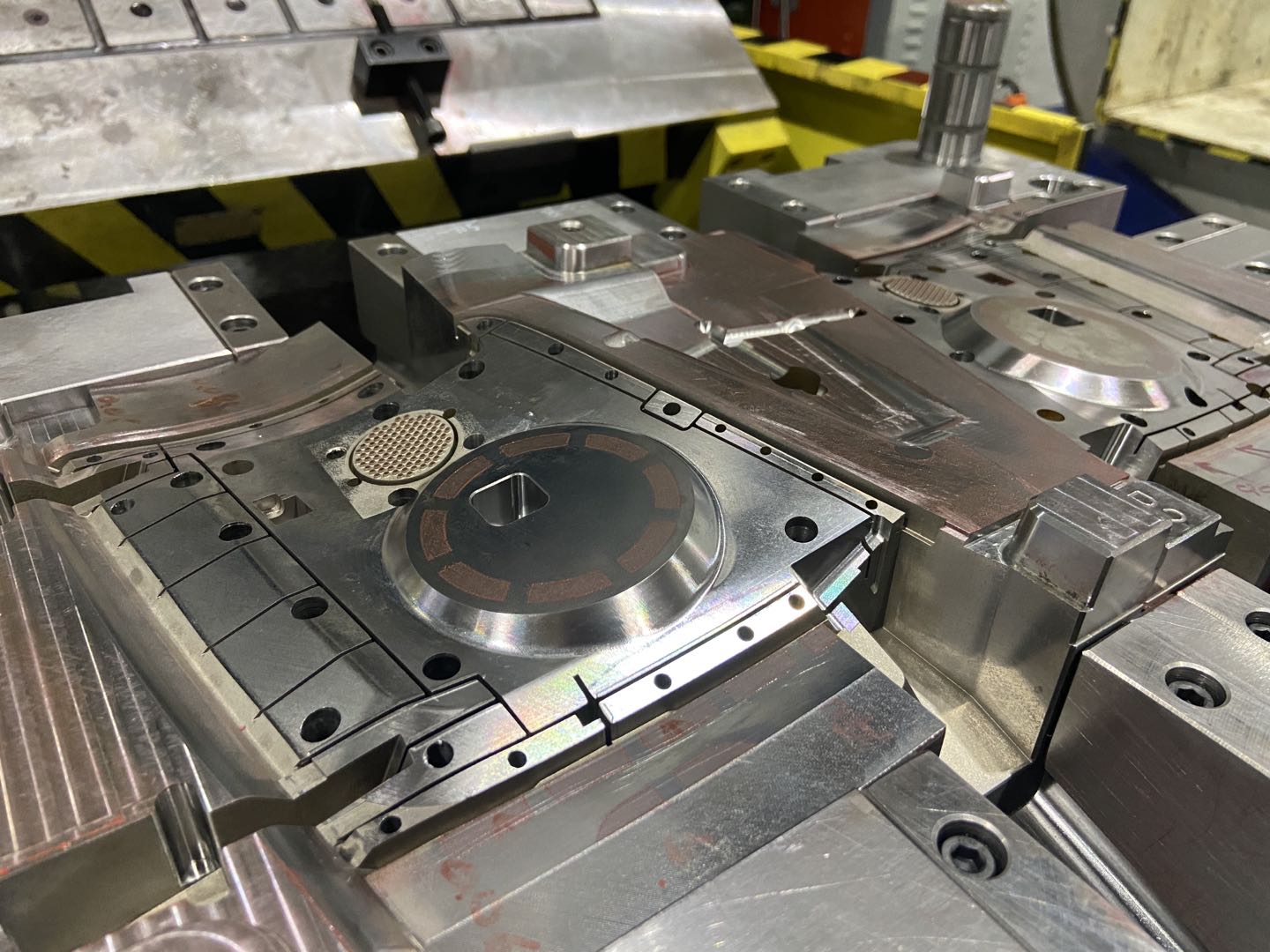 精密汽車內(nèi)飾模具.jpg 精密汽車內(nèi)飾模具.jpg